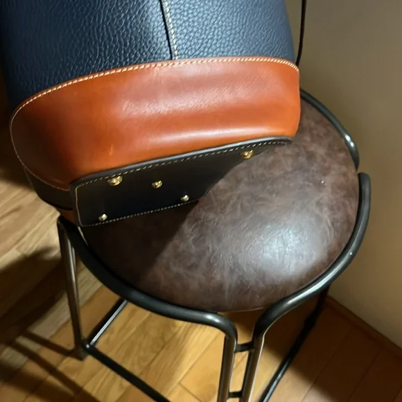 Dooney& Burke navy handbag. New. Never used. Leather handbag with key ring - Picture 7 of 8